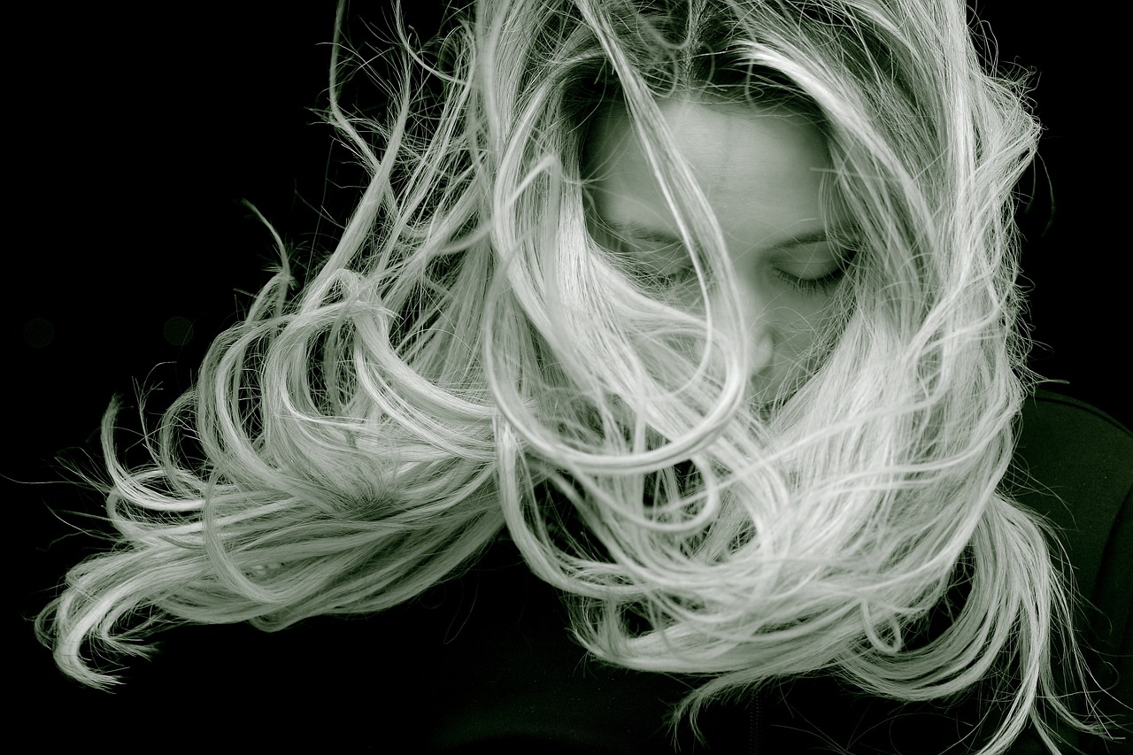 Wpływ stresu na kondycję włosów – jak radzić sobie z tym problemem?
