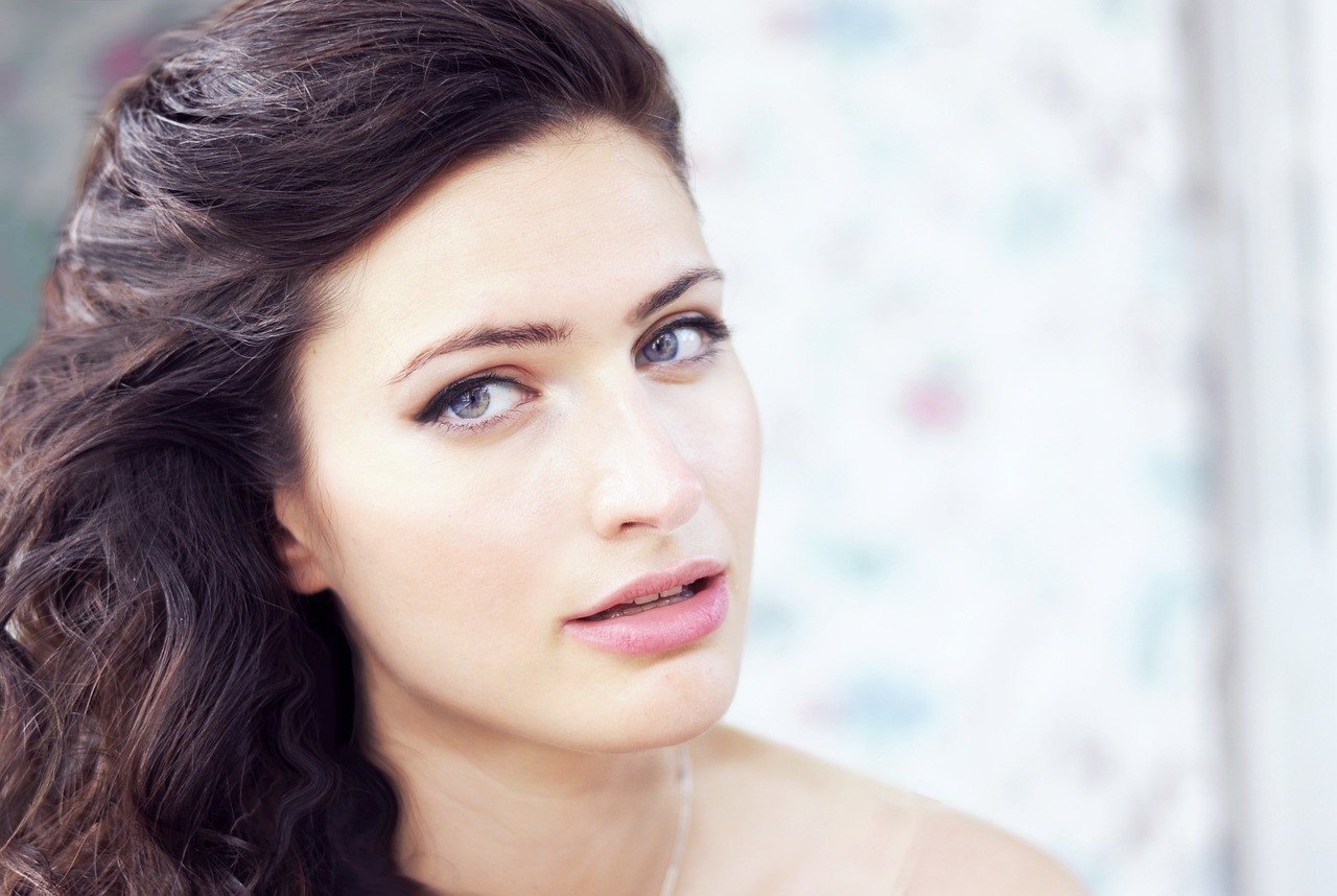 Włosy i klimakterium – jak pielęgnować kosmyki w okresie hormonalnych zmian?
