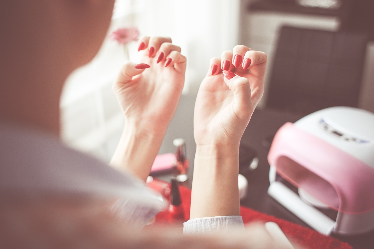 Manicure – jak dbać o piękne dłonie i paznokcie