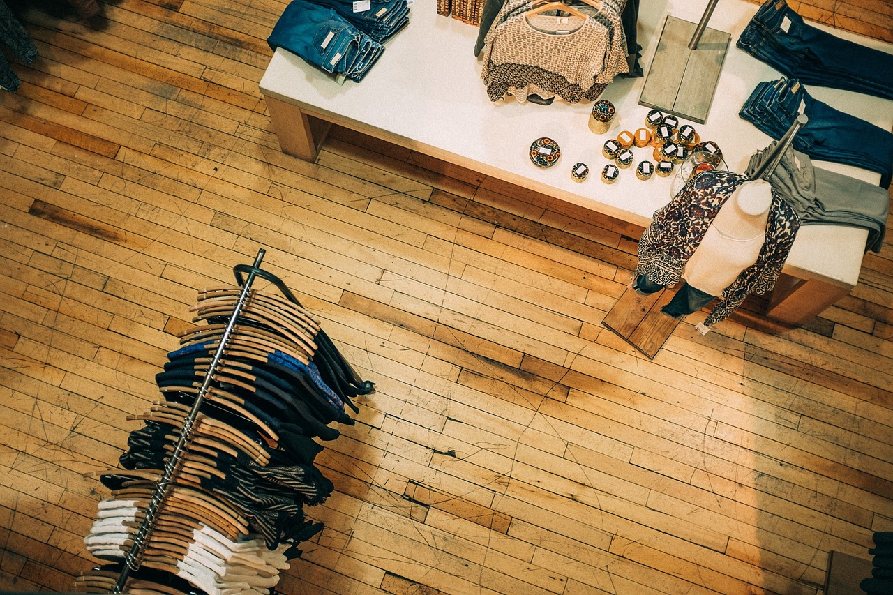 Hurtownia odzieżowa – jak zaopatrzyć swój sklep w modną odzież